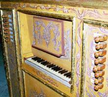 Consola del órgano de la iglesia de San Pedro y San Pablo. Fotografía de Antonio Pérez de Villena