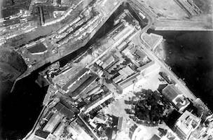 Ceuta, vista aérea de la Plaza de África (ca. 1925), donde se puede apreciar el emplazamiento del antiguo palacio de los gobernadores, el santuario de Santa María de África, la Catedral y las Murallas Reales