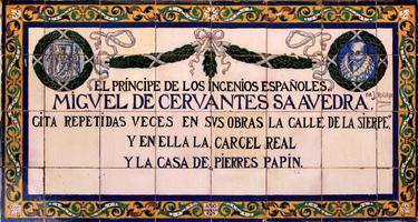 Panel cerámico conmemorativo del III centenario del fallecimiento de Miguel de Cervantes en la calle Sierpes (1916)