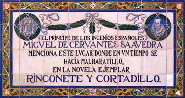 Panel cerámico conmemorativo del III centenario del fallecimiento de Miguel de Cervantes en la calle Adriano (1916)